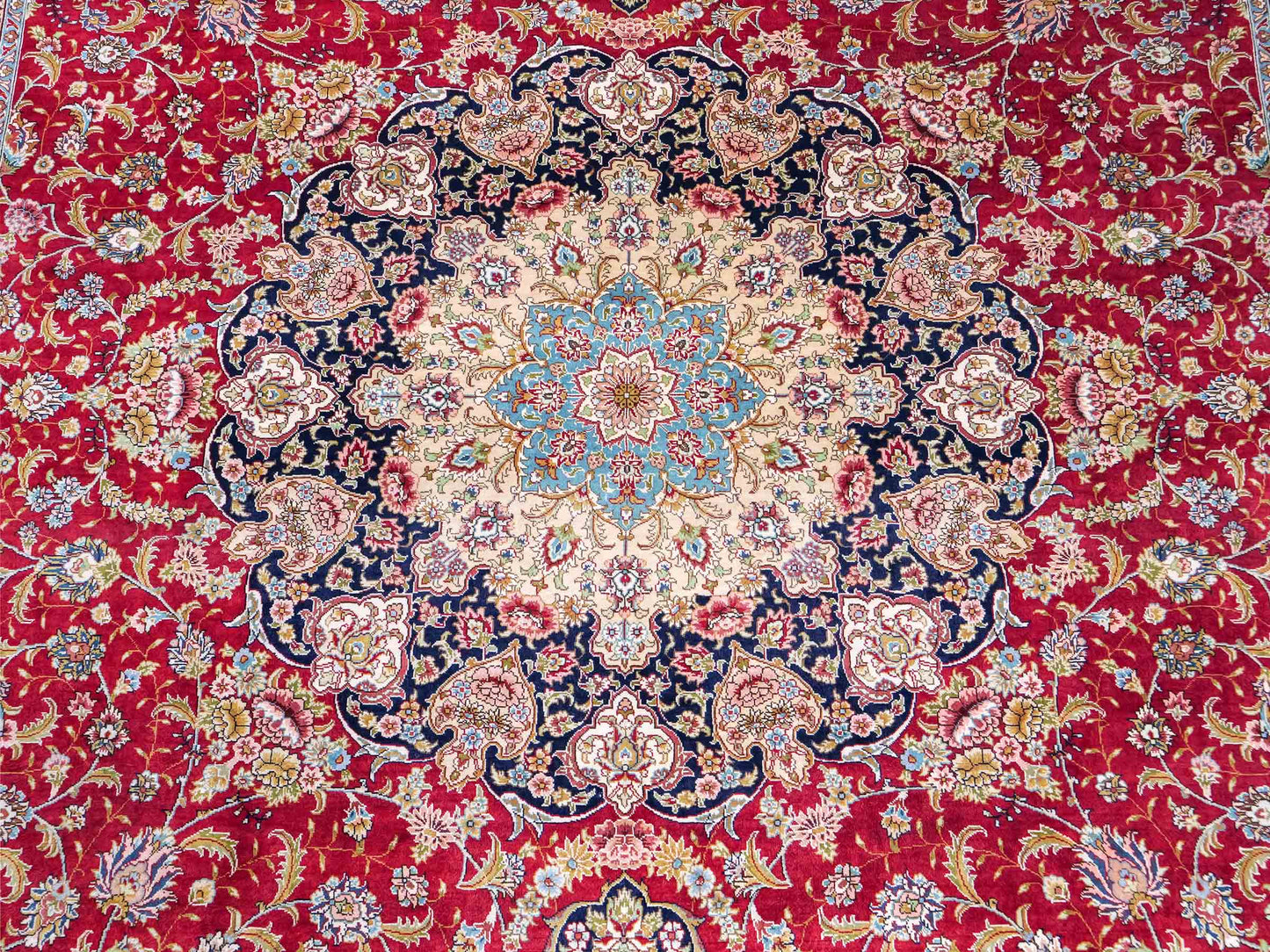 Sehr feiner, handgeknüpfter Khademi Orientteppich mit Ghom Design aus reiner Seide, rot, blau, creme. 278x186 cm. Vertrieb durch Jupiter Intl.