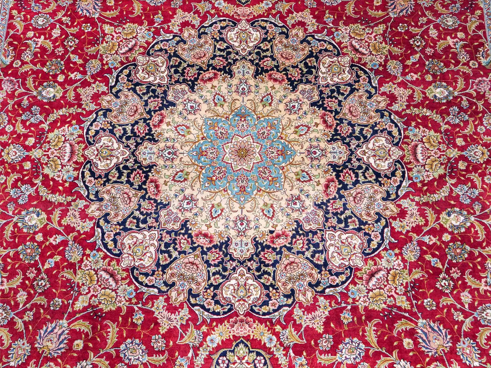 Sehr feiner, handgeknüpfter Khademi Orientteppich mit Ghom Design aus reiner Seide, rot, blau, creme. 278x186 cm. Vertrieb durch Jupiter Intl.