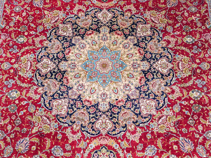 Sehr feiner, handgeknüpfter Khademi Orientteppich mit Ghom Design aus reiner Seide, rot, blau, creme. 278x186 cm. Vertrieb durch Jupiter Intl.