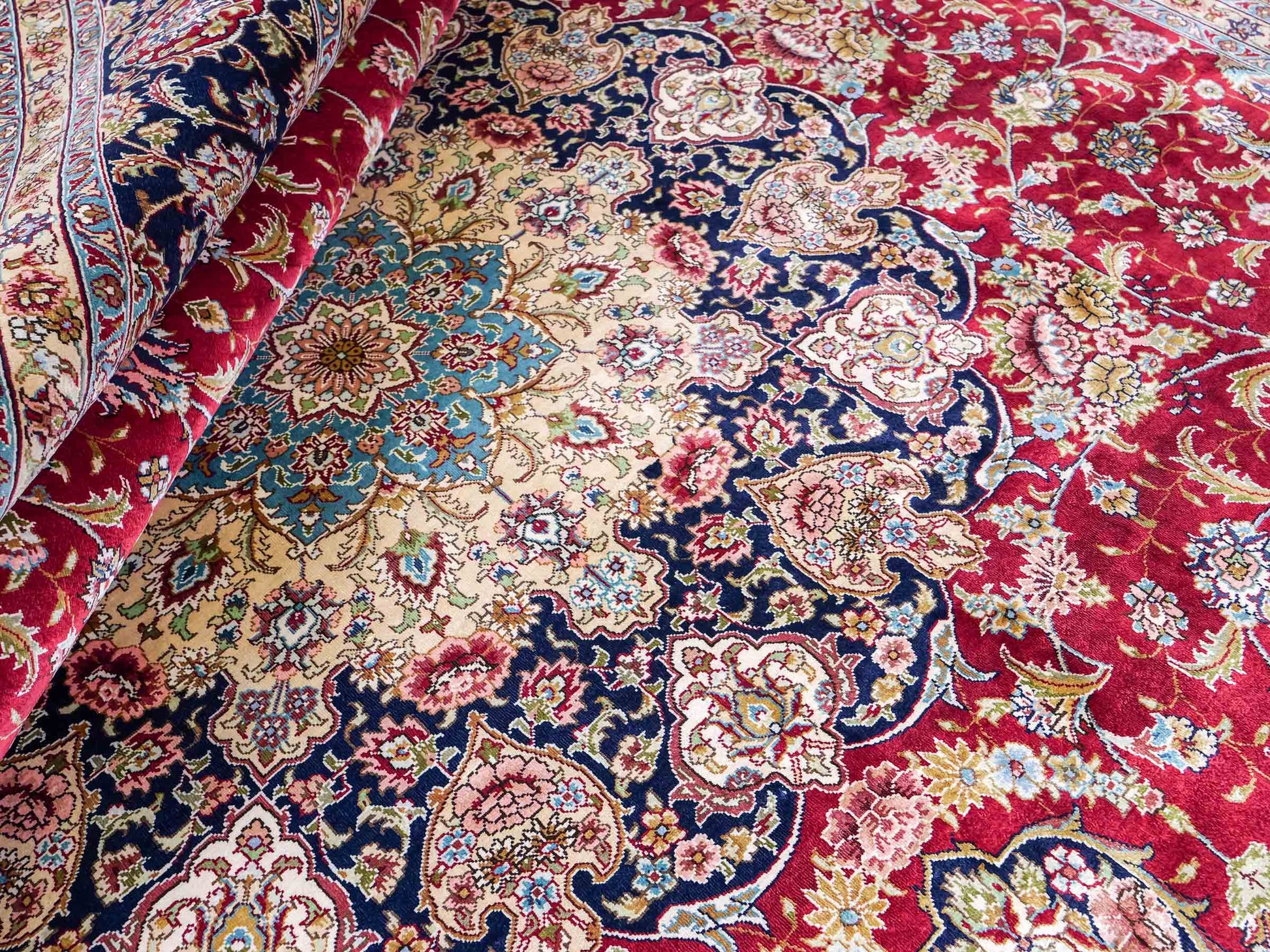 Sehr feiner, handgeknüpfter Khademi Orientteppich mit Ghom Design aus reiner Seide, rot, blau, creme. 278x186 cm. Vertrieb durch Jupiter Intl.