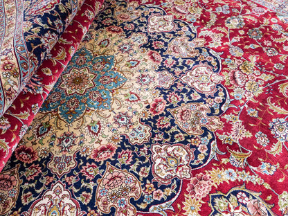 Sehr feiner, handgeknüpfter Khademi Orientteppich mit Ghom Design aus reiner Seide, rot, blau, creme. 278x186 cm. Vertrieb durch Jupiter Intl.
