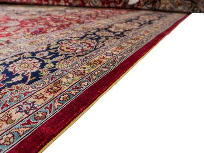Sehr feiner, handgeknüpfter Khademi Orientteppich mit Ghom Design aus reiner Seide, rot, blau, creme. 278x186 cm. Vertrieb durch Jupiter Intl.