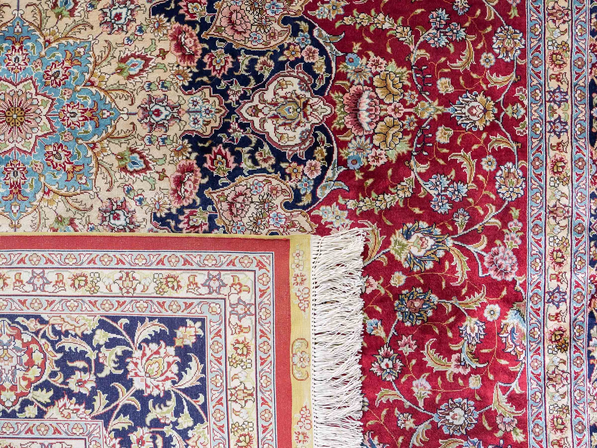 Sehr feiner, handgeknüpfter Khademi Orientteppich mit Ghom Design aus reiner Seide, rot, blau, creme. 278x186 cm. Vertrieb durch Jupiter Intl.