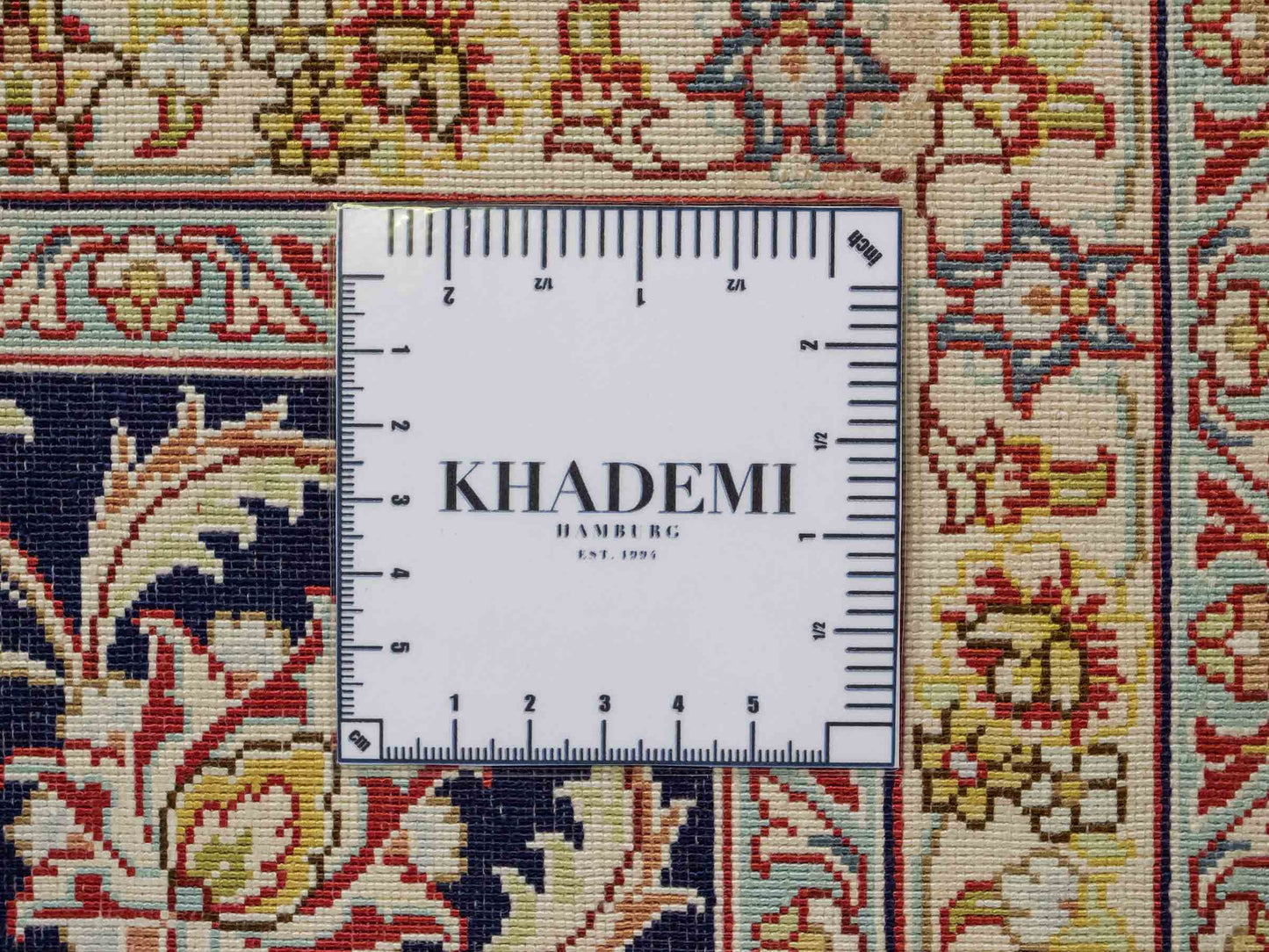 Sehr feiner, handgeknüpfter Khademi Orientteppich mit Ghom Design aus reiner Seide, rot, blau, creme. 278x186 cm. Vertrieb durch Jupiter Intl.