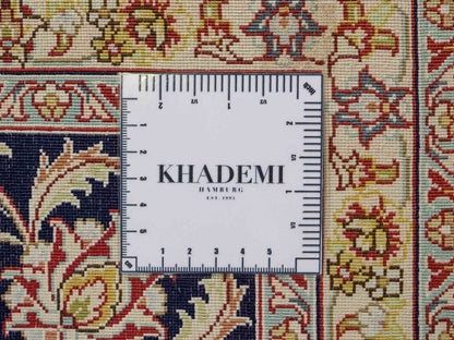 Sehr feiner, handgeknüpfter Khademi Orientteppich mit Ghom Design aus reiner Seide, rot, blau, creme. 278x186 cm. Vertrieb durch Jupiter Intl.