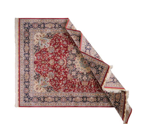Sehr feiner, handgeknüpfter Khademi Orientteppich mit Ghom Design aus reiner Seide, rot, blau, creme. 278x186 cm. Vertrieb durch Jupiter Intl.