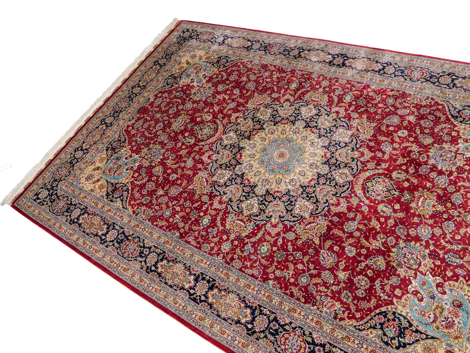 Sehr feiner, handgeknüpfter Khademi Orientteppich mit Ghom Design aus reiner Seide, rot, blau, creme. 278x186 cm. Vertrieb durch Jupiter Intl.