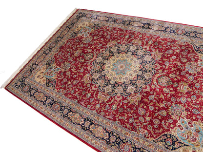 Sehr feiner, handgeknüpfter Khademi Orientteppich mit Ghom Design aus reiner Seide, rot, blau, creme. 278x186 cm. Vertrieb durch Jupiter Intl.