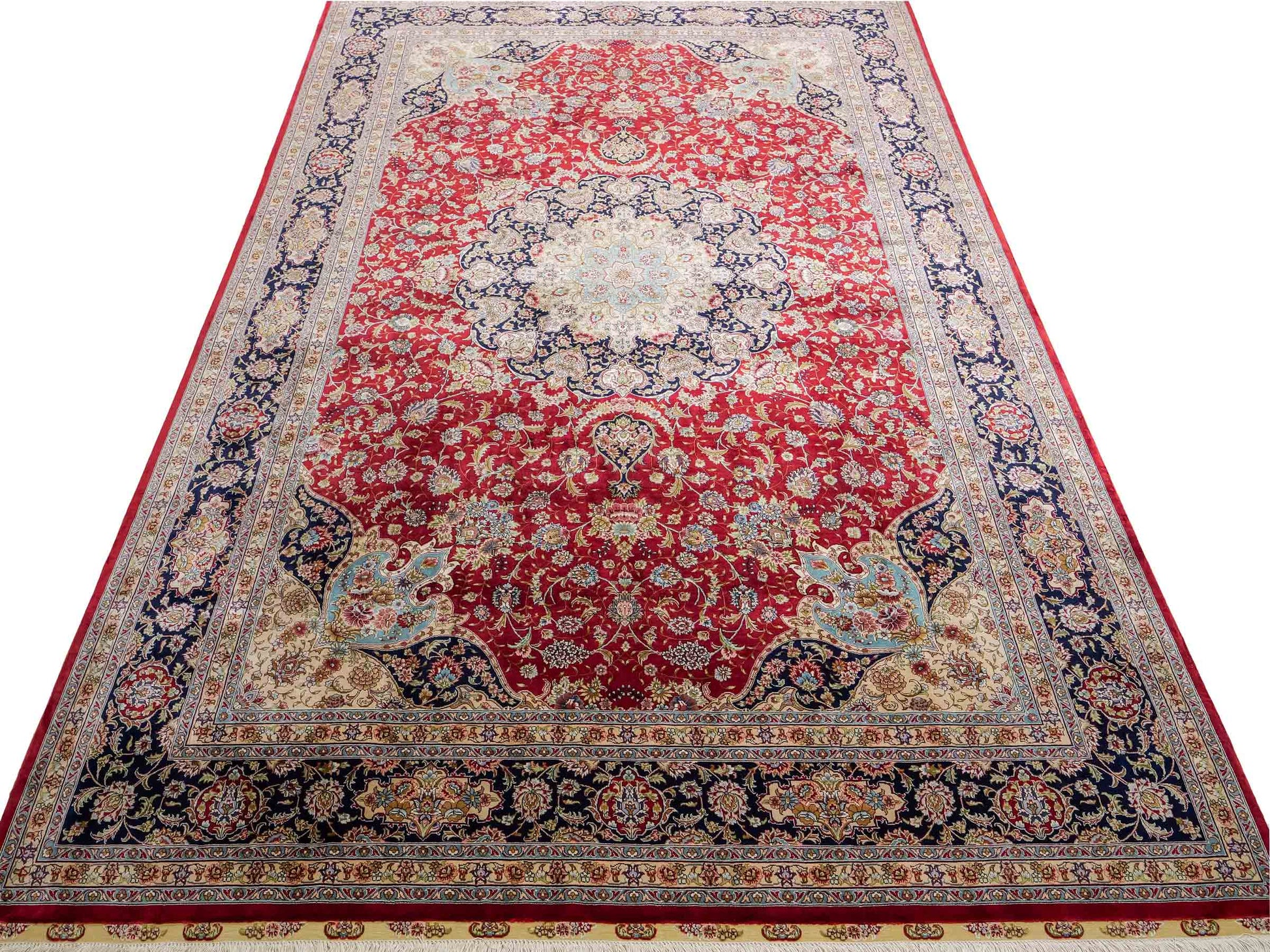 Sehr feiner, handgeknüpfter Khademi Orientteppich mit Ghom Design aus reiner Seide, rot, blau, creme. 278x186 cm. Vertrieb durch Jupiter Intl.
