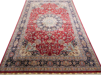 Sehr feiner, handgeknüpfter Khademi Orientteppich mit Ghom Design aus reiner Seide, rot, blau, creme. 278x186 cm. Vertrieb durch Jupiter Intl.