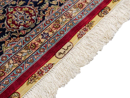 Sehr feiner, handgeknüpfter Khademi Orientteppich mit Ghom Design aus reiner Seide, rot, blau, creme. 278x186 cm. Vertrieb durch Jupiter Intl.