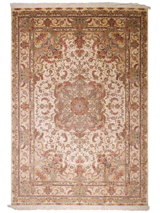 Sehr feiner, handgeknüpfter Khademi Orientteppich mit Ghom Design aus reiner Seide, creme, weiß. 280x184 cm. Vertrieb durch Jupiter Intl.