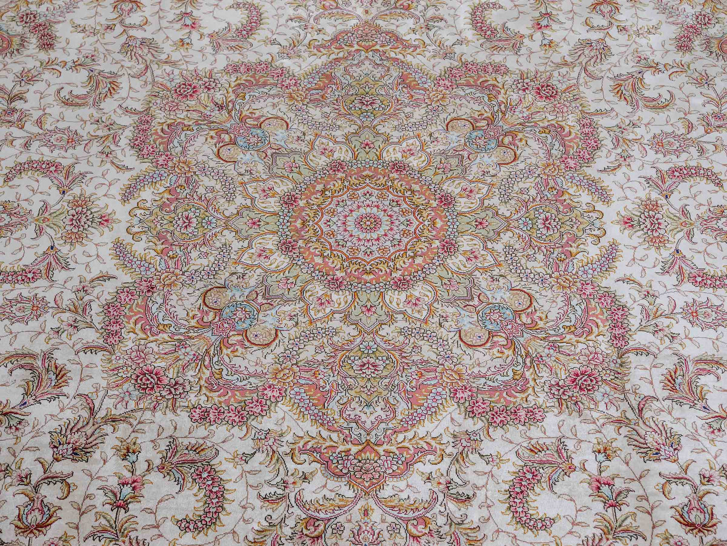 Sehr feiner, handgeknüpfter Khademi Orientteppich mit Ghom Design aus reiner Seide, creme, weiß. 280x184 cm. Vertrieb durch Jupiter Intl.