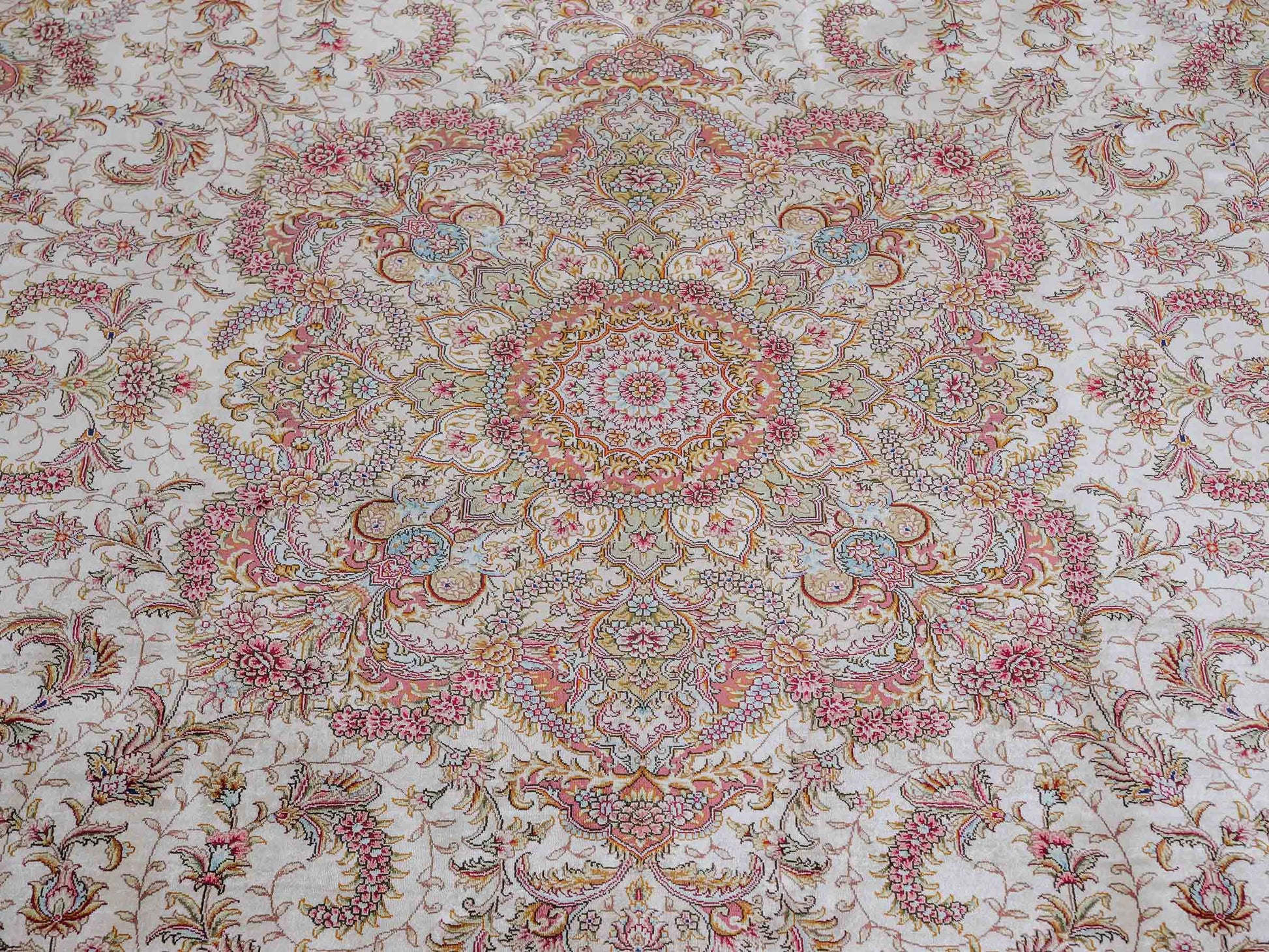 Sehr feiner, handgeknüpfter Khademi Orientteppich mit Ghom Design aus reiner Seide, creme, weiß. 280x184 cm. Vertrieb durch Jupiter Intl.