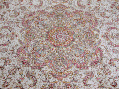 Sehr feiner, handgeknüpfter Khademi Orientteppich mit Ghom Design aus reiner Seide, creme, weiß. 280x184 cm. Vertrieb durch Jupiter Intl.