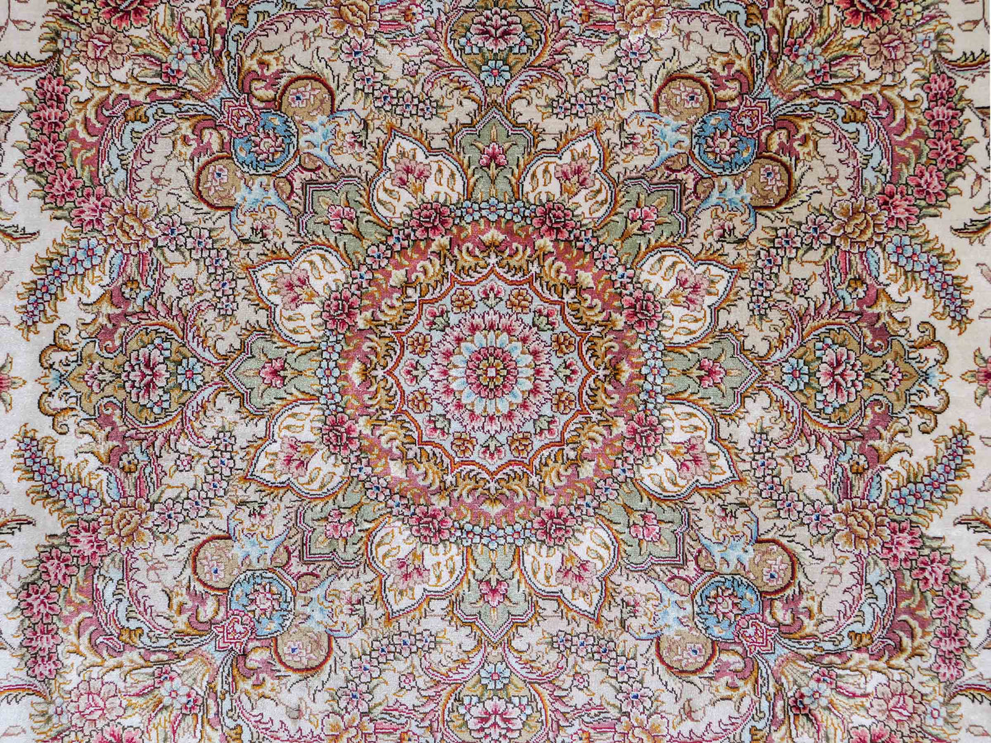 Sehr feiner, handgeknüpfter Khademi Orientteppich mit Ghom Design aus reiner Seide, creme, weiß. 280x184 cm. Vertrieb durch Jupiter Intl.
