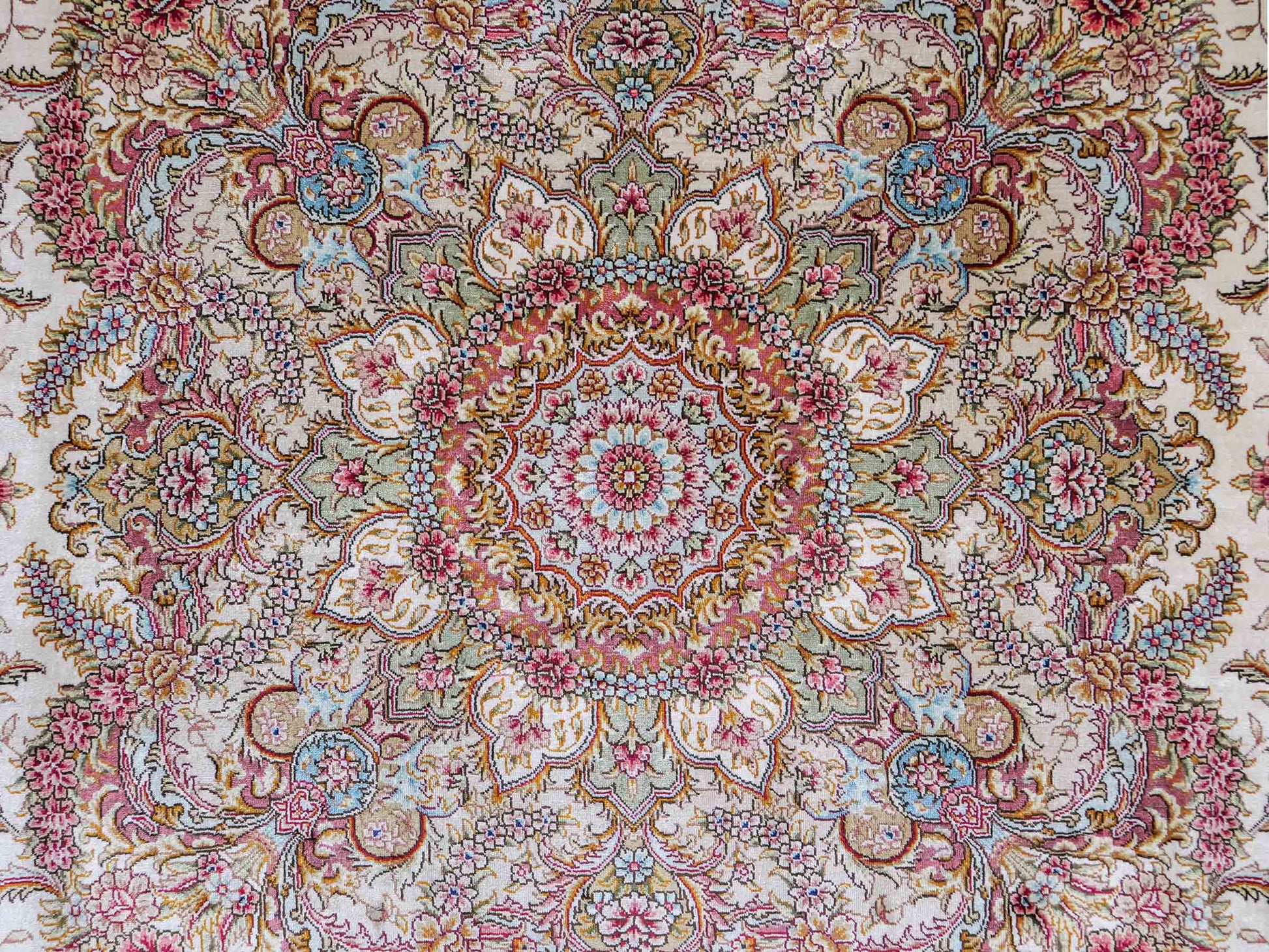 Sehr feiner, handgeknüpfter Khademi Orientteppich mit Ghom Design aus reiner Seide, creme, weiß. 280x184 cm. Vertrieb durch Jupiter Intl.