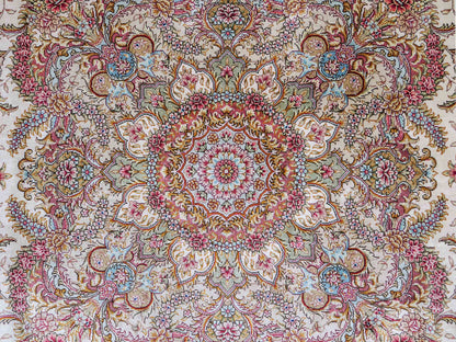 Sehr feiner, handgeknüpfter Khademi Orientteppich mit Ghom Design aus reiner Seide, creme, weiß. 280x184 cm. Vertrieb durch Jupiter Intl.