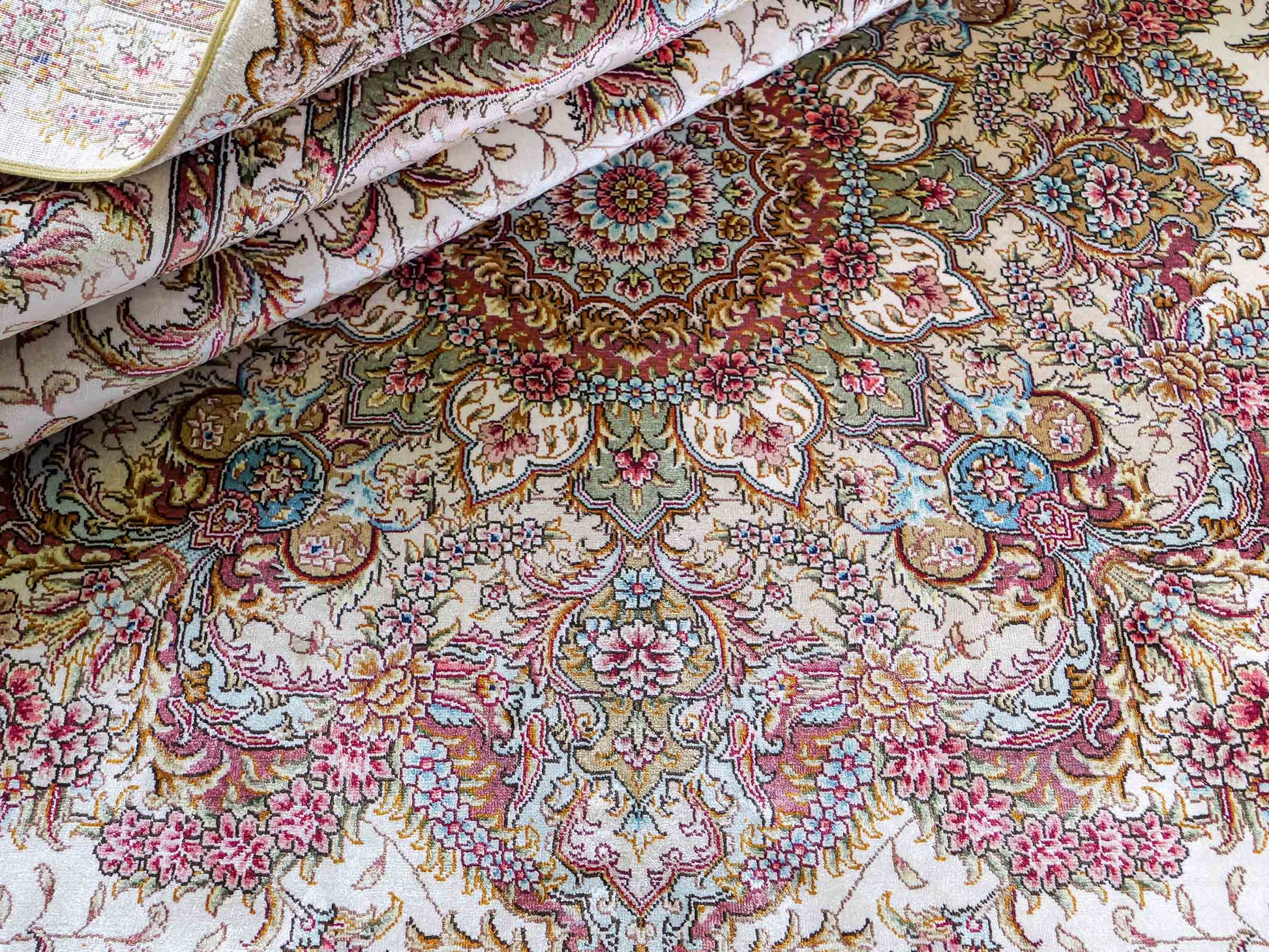 Sehr feiner, handgeknüpfter Khademi Orientteppich mit Ghom Design aus reiner Seide, creme, weiß. 280x184 cm. Vertrieb durch Jupiter Intl.