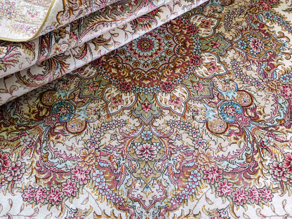 Sehr feiner, handgeknüpfter Khademi Orientteppich mit Ghom Design aus reiner Seide, creme, weiß. 280x184 cm. Vertrieb durch Jupiter Intl.