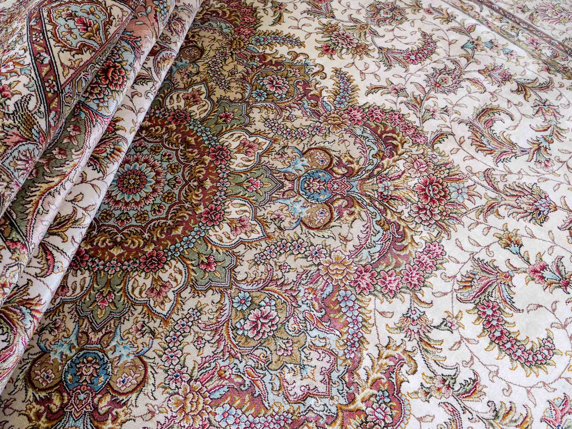 Sehr feiner, handgeknüpfter Khademi Orientteppich mit Ghom Design aus reiner Seide, creme, weiß. 280x184 cm. Vertrieb durch Jupiter Intl.