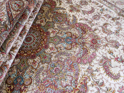 Sehr feiner, handgeknüpfter Khademi Orientteppich mit Ghom Design aus reiner Seide, creme, weiß. 280x184 cm. Vertrieb durch Jupiter Intl.