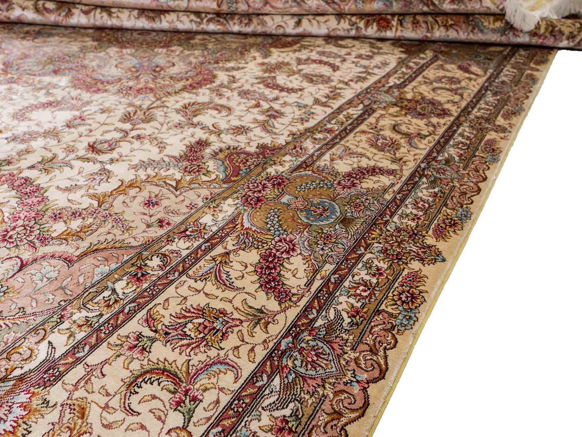 Sehr feiner, handgeknüpfter Khademi Orientteppich mit Ghom Design aus reiner Seide, creme, weiß. 280x184 cm. Vertrieb durch Jupiter Intl.