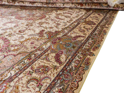 Sehr feiner, handgeknüpfter Khademi Orientteppich mit Ghom Design aus reiner Seide, creme, weiß. 280x184 cm. Vertrieb durch Jupiter Intl.