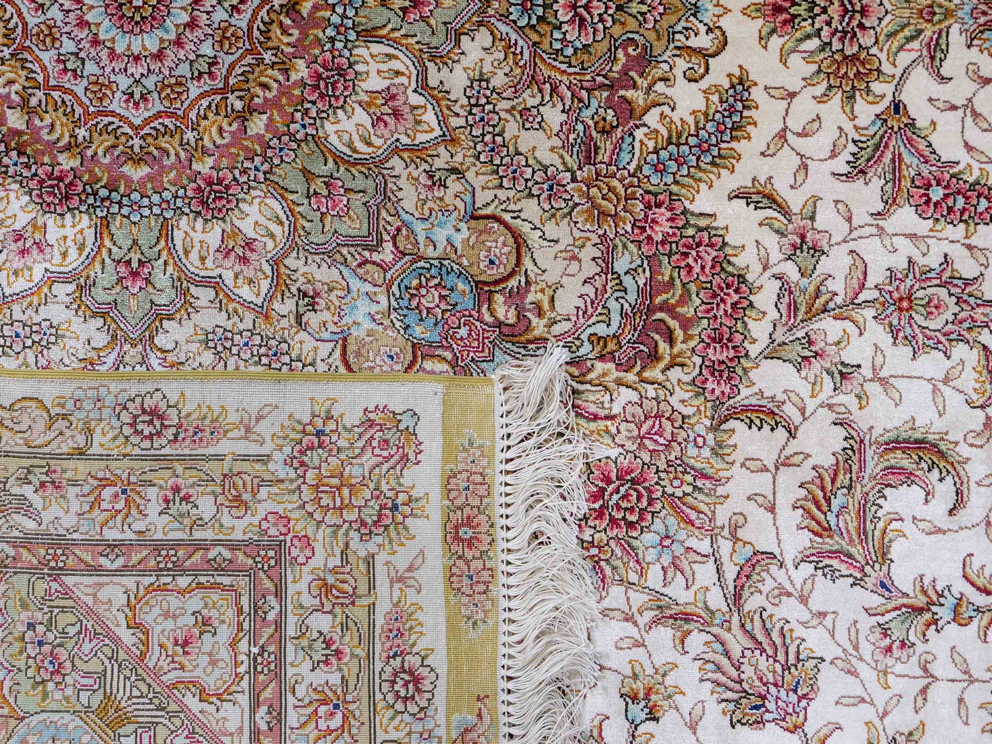 Sehr feiner, handgeknüpfter Khademi Orientteppich mit Ghom Design aus reiner Seide, creme, weiß. 280x184 cm. Vertrieb durch Jupiter Intl.