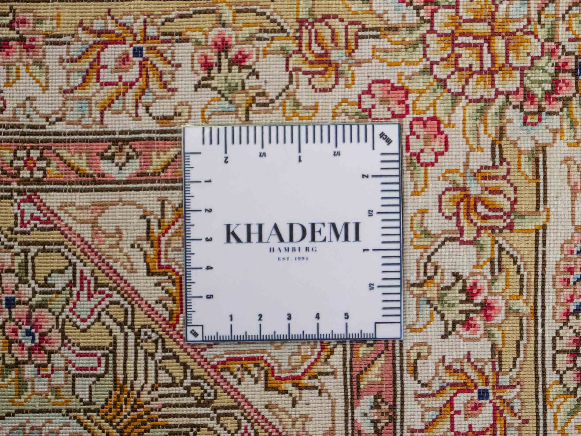 Sehr feiner, handgeknüpfter Khademi Orientteppich mit Ghom Design aus reiner Seide, creme, weiß. 280x184 cm. Vertrieb durch Jupiter Intl.