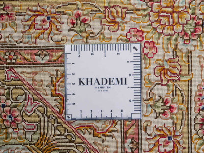 Sehr feiner, handgeknüpfter Khademi Orientteppich mit Ghom Design aus reiner Seide, creme, weiß. 280x184 cm. Vertrieb durch Jupiter Intl.