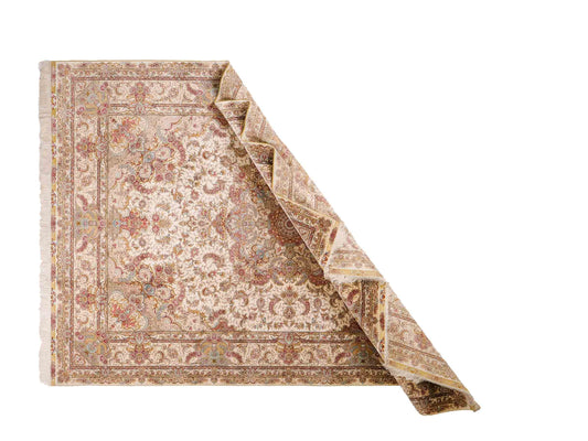 Sehr feiner, handgeknüpfter Khademi Orientteppich mit Ghom Design aus reiner Seide, creme, weiß. 280x184 cm. Vertrieb durch Jupiter Intl.