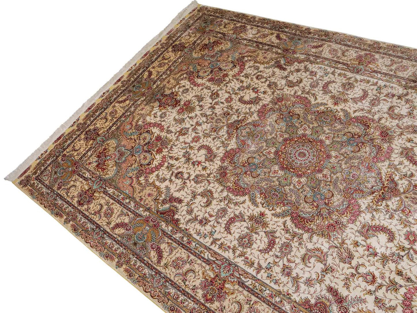 Sehr feiner, handgeknüpfter Khademi Orientteppich mit Ghom Design aus reiner Seide, creme, weiß. 280x184 cm. Vertrieb durch Jupiter Intl.
