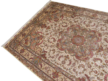 Sehr feiner, handgeknüpfter Khademi Orientteppich mit Ghom Design aus reiner Seide, creme, weiß. 280x184 cm. Vertrieb durch Jupiter Intl.