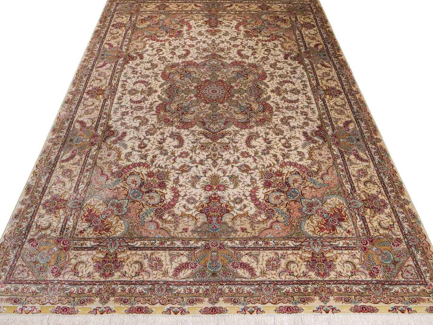 Sehr feiner, handgeknüpfter Khademi Orientteppich mit Ghom Design aus reiner Seide, creme, weiß. 280x184 cm. Vertrieb durch Jupiter Intl.