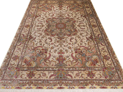 Sehr feiner, handgeknüpfter Khademi Orientteppich mit Ghom Design aus reiner Seide, creme, weiß. 280x184 cm. Vertrieb durch Jupiter Intl.