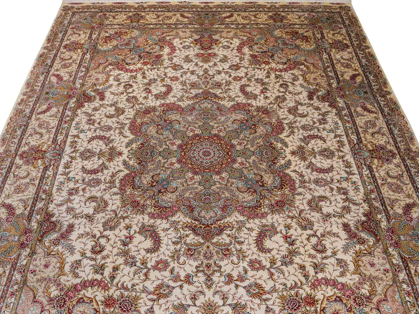 Sehr feiner, handgeknüpfter Khademi Orientteppich mit Ghom Design aus reiner Seide, creme, weiß. 280x184 cm. Vertrieb durch Jupiter Intl.