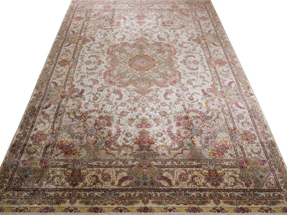 Sehr feiner, handgeknüpfter Khademi Orientteppich mit Ghom Design aus reiner Seide, creme, weiß. 280x184 cm. Vertrieb durch Jupiter Intl.