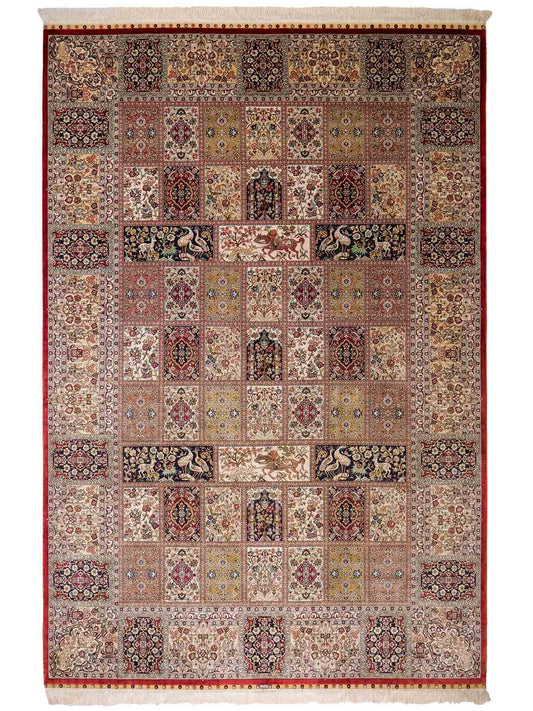 Sehr feiner, handgeknüpfter Khademi Orientteppich mit Ghom Design aus reiner Seide, rot, creme, blau, multicolor. 280x186 cm. Vertrieb durch Jupiter Intl.