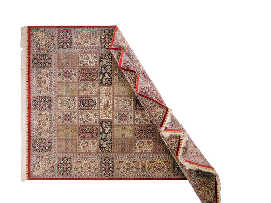 Sehr feiner, handgeknüpfter Khademi Orientteppich mit Ghom Design aus reiner Seide, rot, creme, blau, multicolor. 280x186 cm. Vertrieb durch Jupiter Intl.