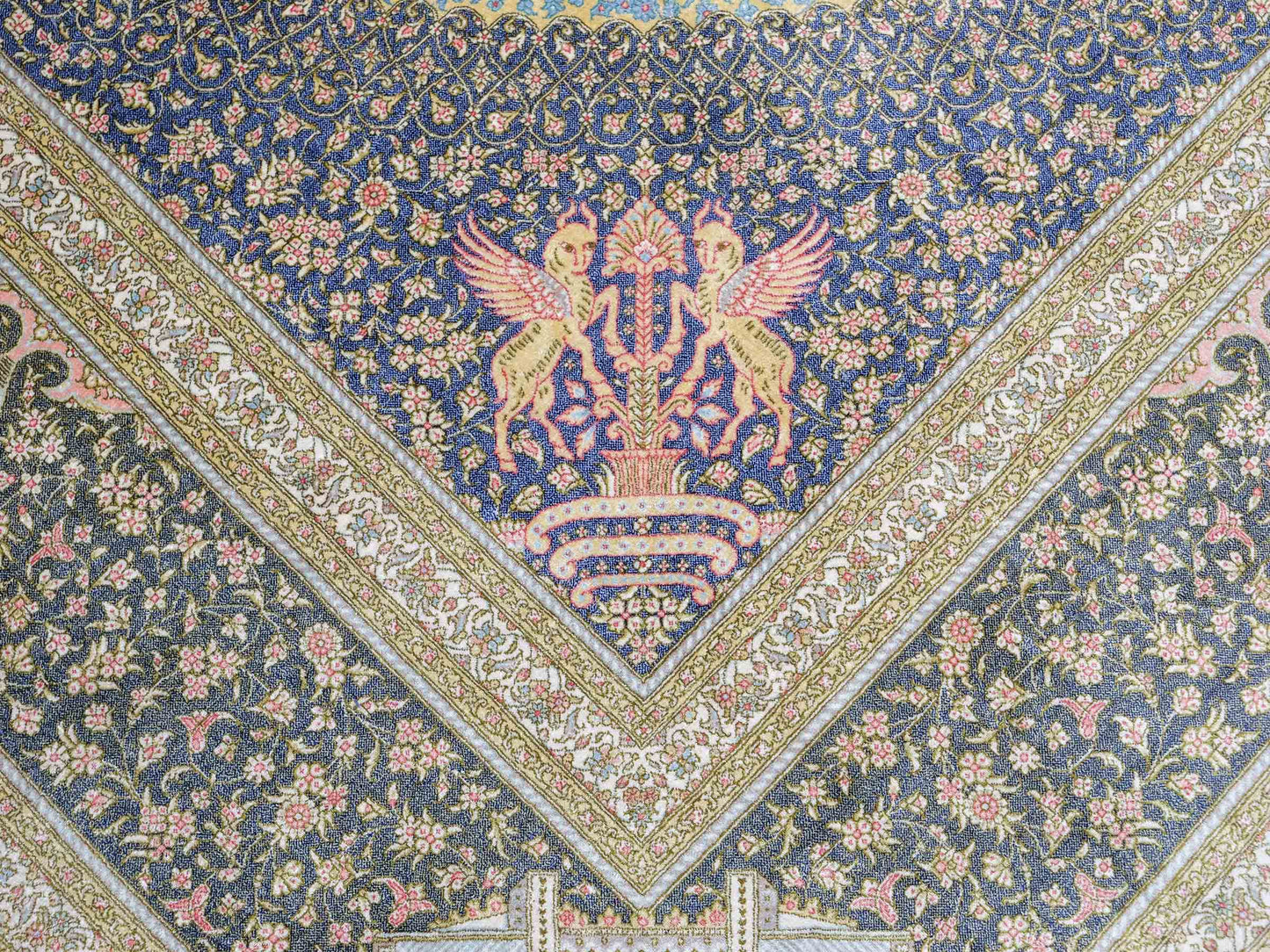 Extrem feiner, handgeknüpfter Khademi Orientteppich mit Ghom Design aus reiner Seide, blau, gold. Unikat. 280x188 cm. Vertrieb durch Jupiter Intl.