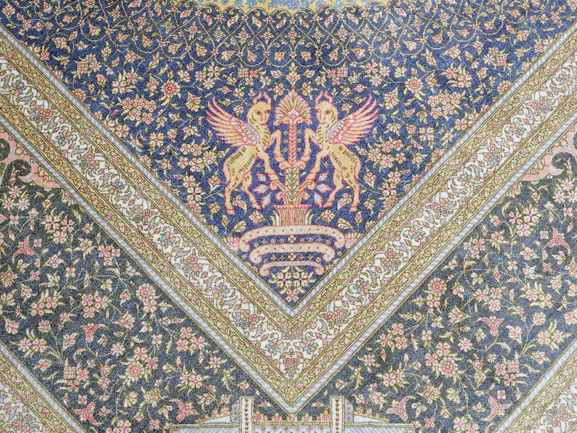 Extrem feiner, handgeknüpfter Khademi Orientteppich mit Ghom Design aus reiner Seide, blau, gold. Unikat. 280x188 cm. Vertrieb durch Jupiter Intl.