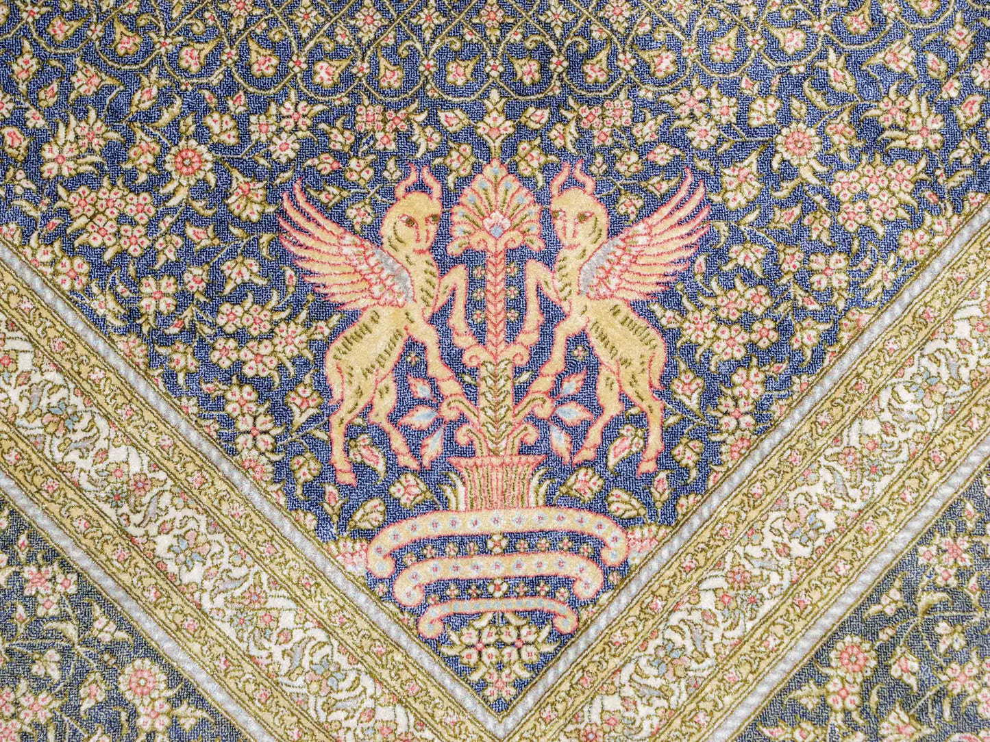 Extrem feiner, handgeknüpfter Khademi Orientteppich mit Ghom Design aus reiner Seide, blau, gold. Unikat. 280x188 cm. Vertrieb durch Jupiter Intl.