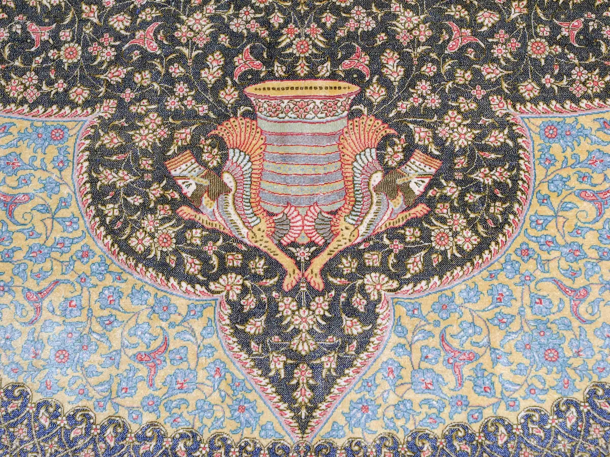 Extrem feiner, handgeknüpfter Khademi Orientteppich mit Ghom Design aus reiner Seide, blau, gold. Unikat. 280x188 cm. Vertrieb durch Jupiter Intl.