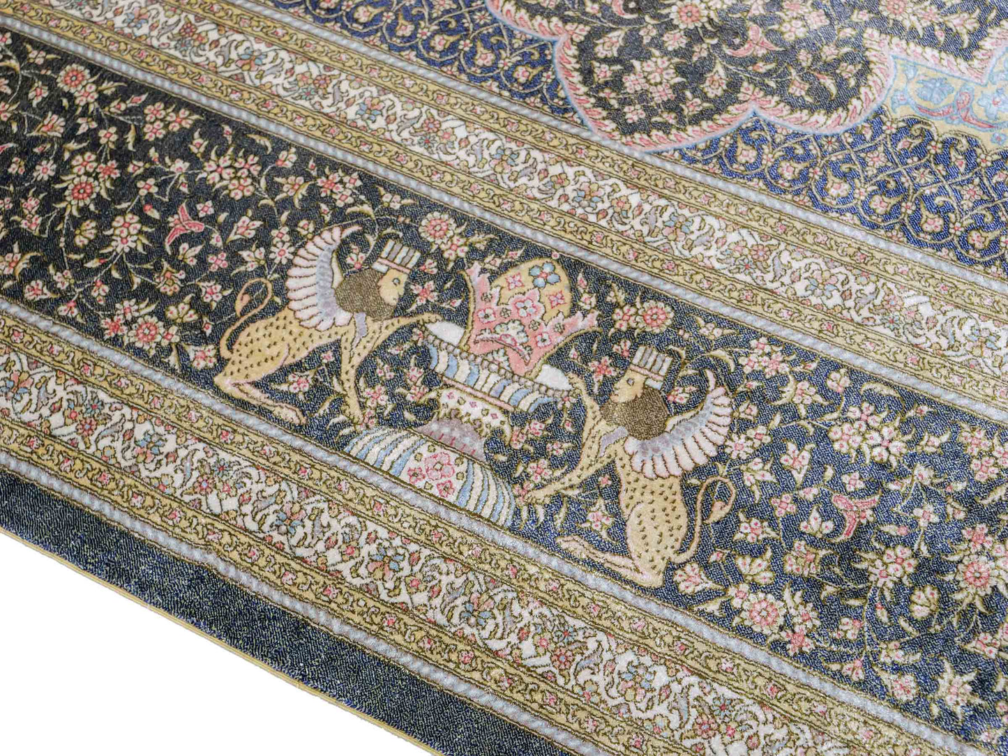 Extrem feiner, handgeknüpfter Khademi Orientteppich mit Ghom Design aus reiner Seide, blau, gold. Unikat. 280x188 cm. Vertrieb durch Jupiter Intl.