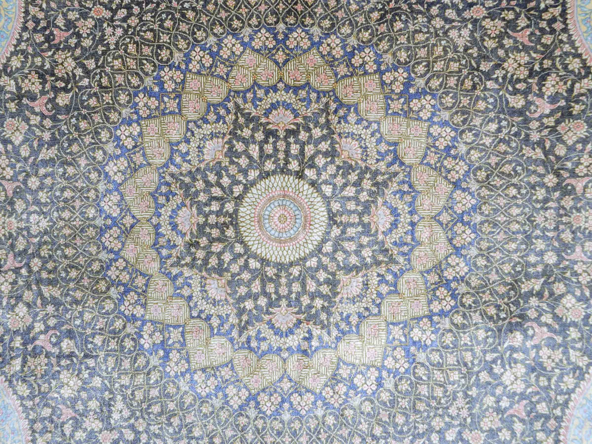Extrem feiner, handgeknüpfter Khademi Orientteppich mit Ghom Design aus reiner Seide, blau, gold. Unikat. 280x188 cm. Vertrieb durch Jupiter Intl.