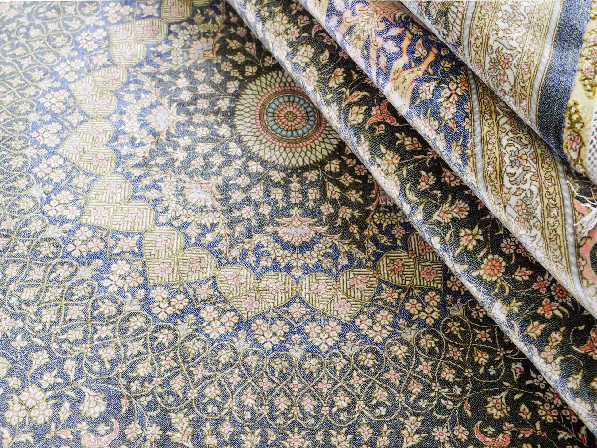 Extrem feiner, handgeknüpfter Khademi Orientteppich mit Ghom Design aus reiner Seide, blau, gold. Unikat. 280x188 cm. Vertrieb durch Jupiter Intl.