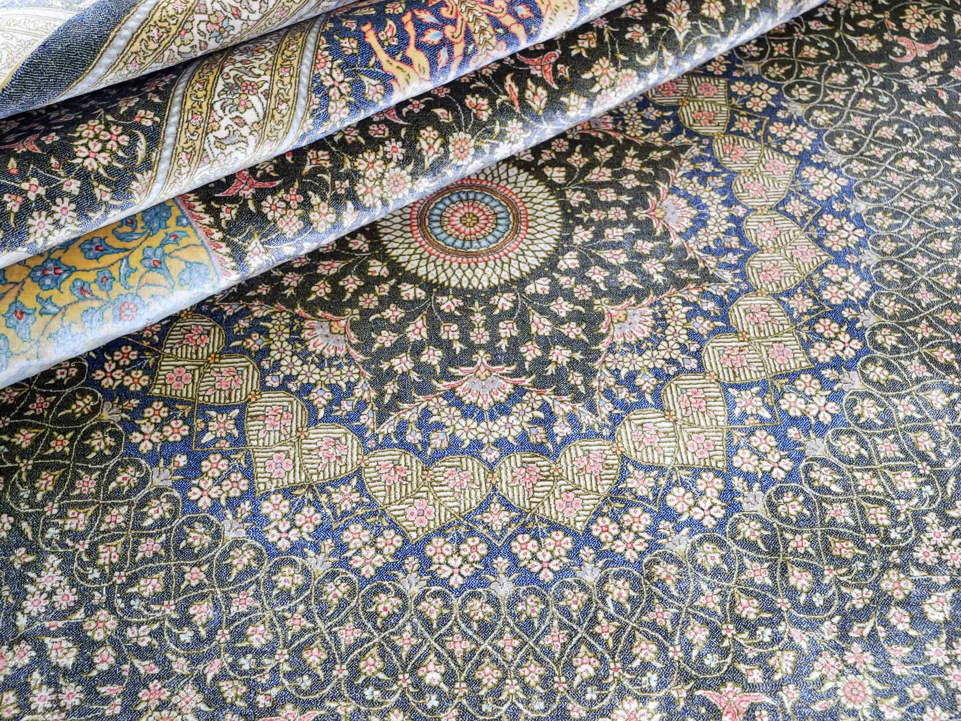 Extrem feiner, handgeknüpfter Khademi Orientteppich mit Ghom Design aus reiner Seide, blau, gold. Unikat. 280x188 cm. Vertrieb durch Jupiter Intl.