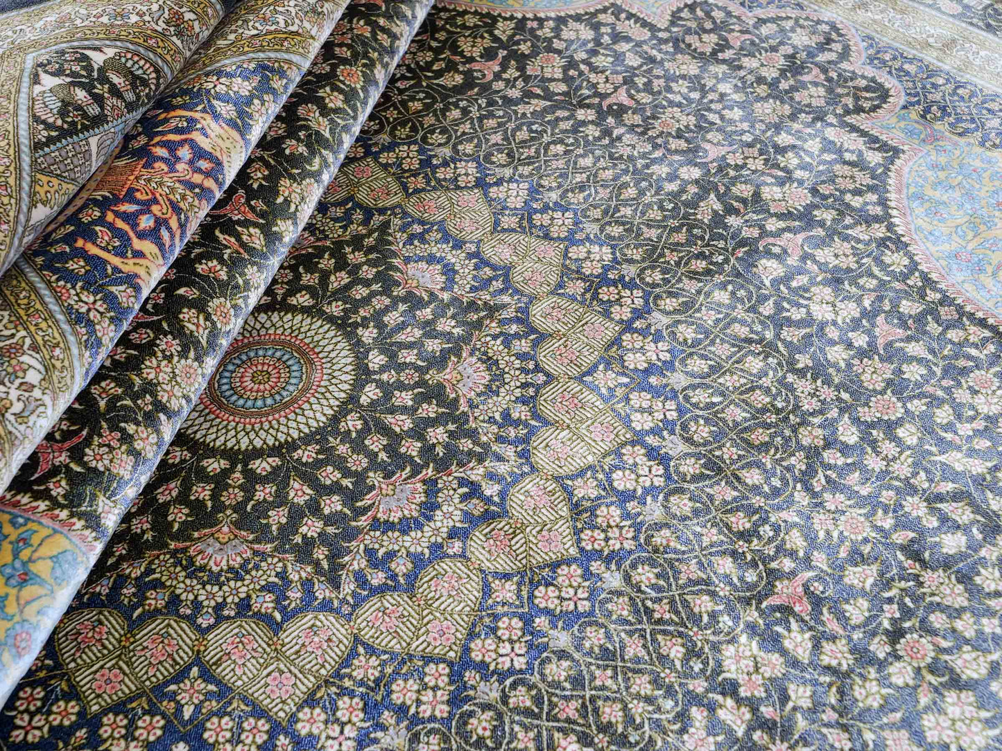 Extrem feiner, handgeknüpfter Khademi Orientteppich mit Ghom Design aus reiner Seide, blau, gold. Unikat. 280x188 cm. Vertrieb durch Jupiter Intl.