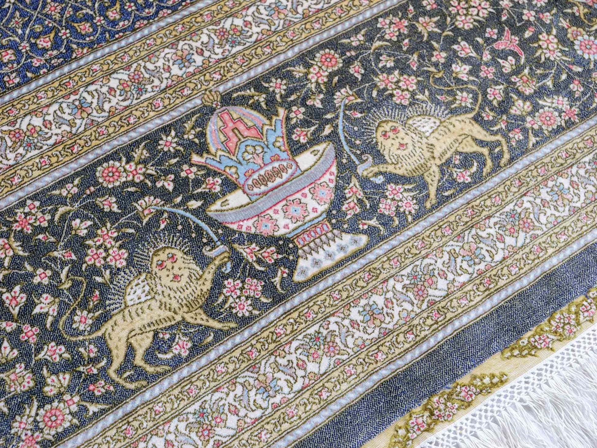Extrem feiner, handgeknüpfter Khademi Orientteppich mit Ghom Design aus reiner Seide, blau, gold. Unikat. 280x188 cm. Vertrieb durch Jupiter Intl.